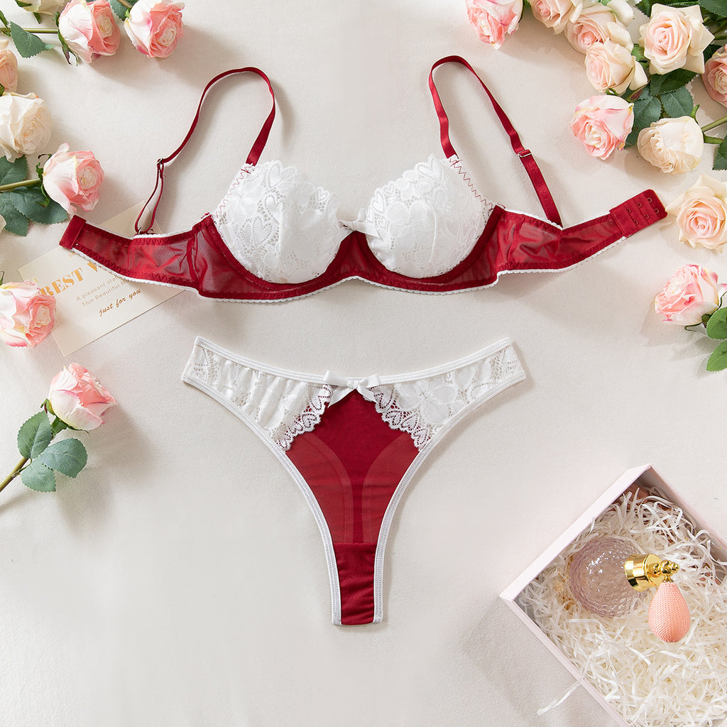 Romantisches Rot-Weiß-Set mit Blumen-Spitze