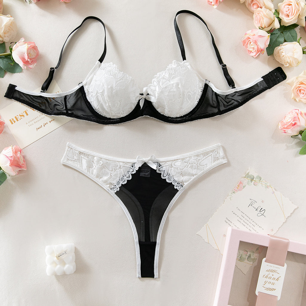 Elegantes Schwarz-Weiß-Set mit Spitze & Herzdetails