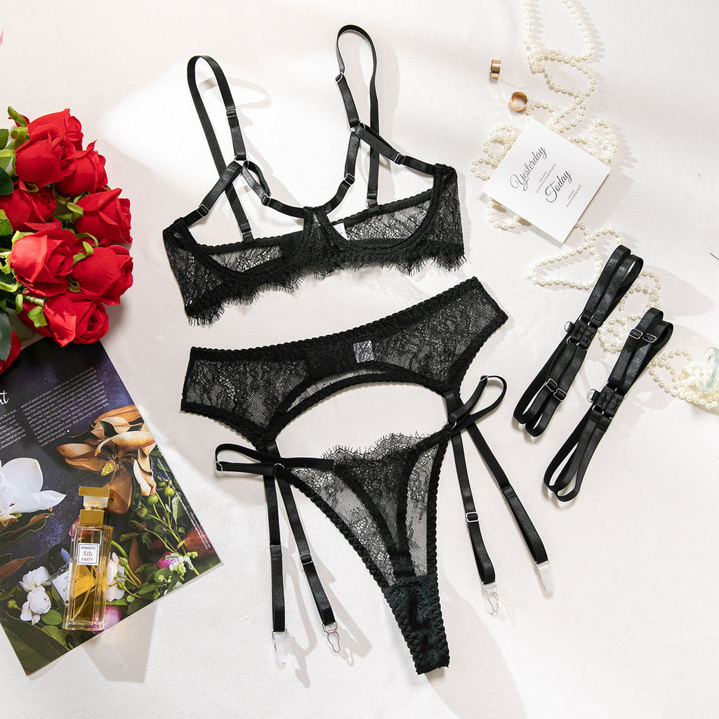 Verführerisches Spitzen-Set in Schwarz mit Strümpfen