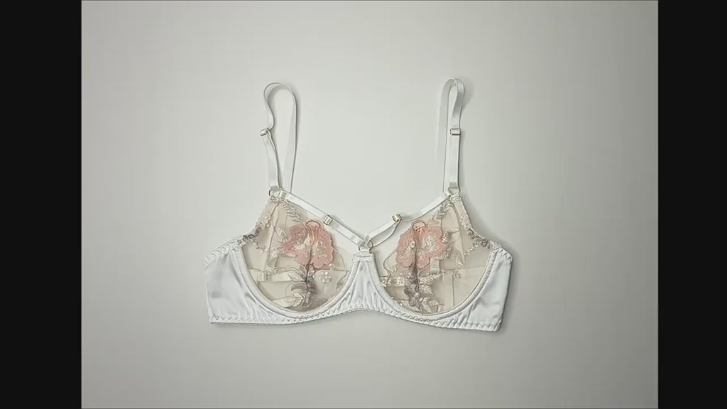 Elegantes Weiß mit zarten Blumenstickereien