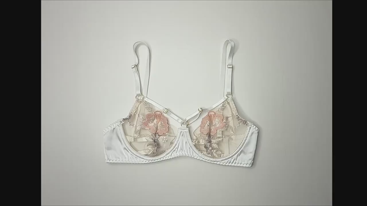 Elegantes Weiß mit zarten Blumenstickereien